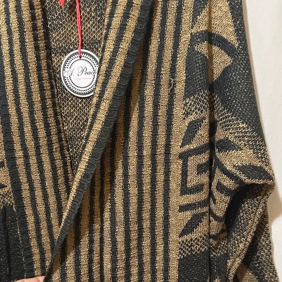 A Peach Chic Geometric Black and Tan Cardigan - Picture 5 of 6